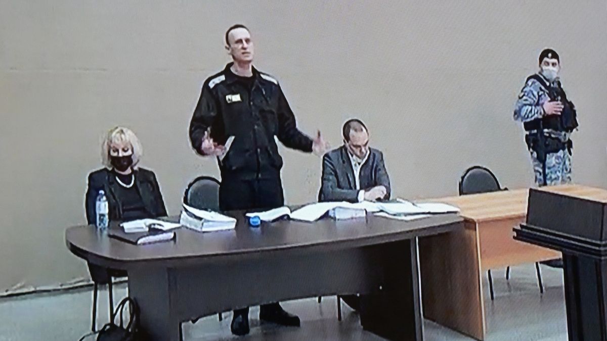 Navalnyj stojí opět před soudem, hrozí mu až 15 let